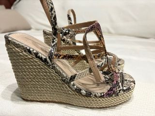 Sandalias cuña estampado serpiente