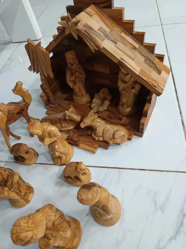 Belén in Legno di Ulivo con Statuette per Presepe