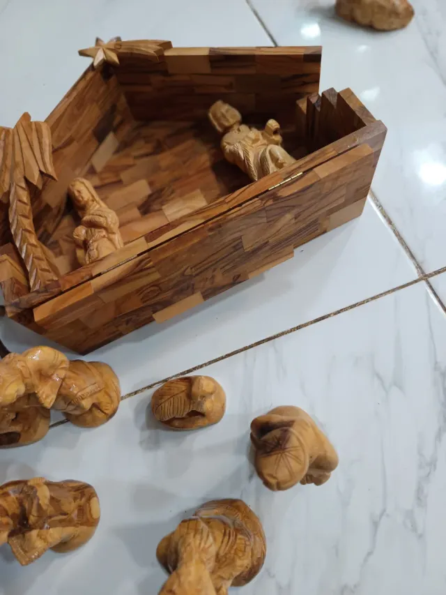 Belén in Legno di Ulivo con Statuette per Presepe