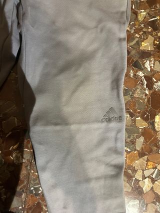 Pantalón Adidas Gris para