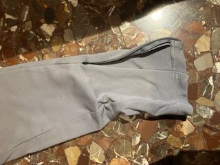 Pantalón Adidas Gris para
