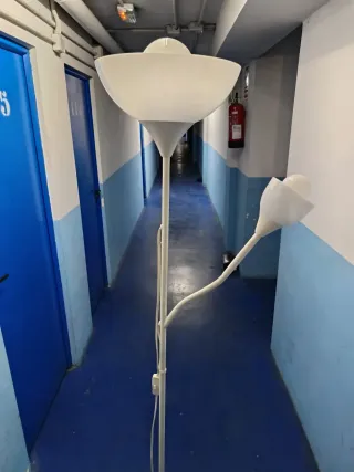 Lámpara blanca de pie de ikea