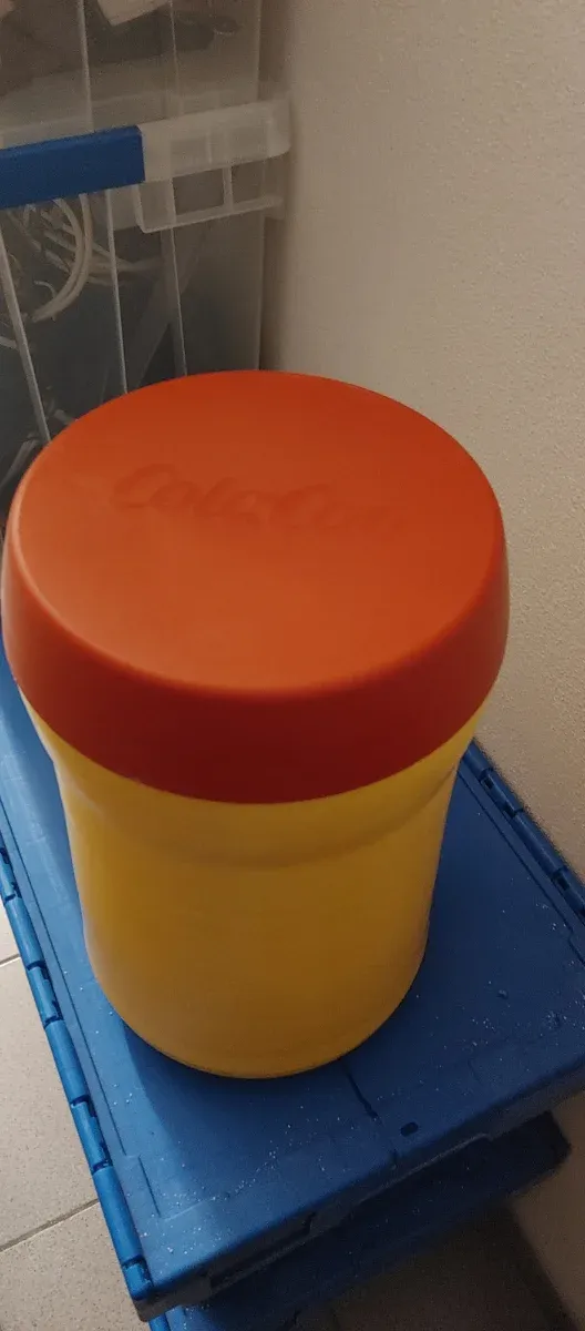 Taburete infantil Cola Cao oco para armazenamento