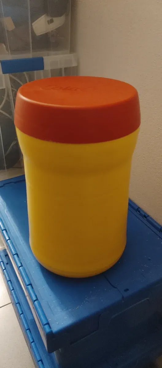 Taburete infantil Cola Cao oco para armazenamento