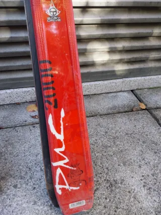 Esquís y bastones de esquí