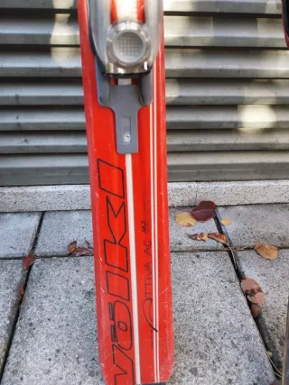 Esquís y bastones de esquí