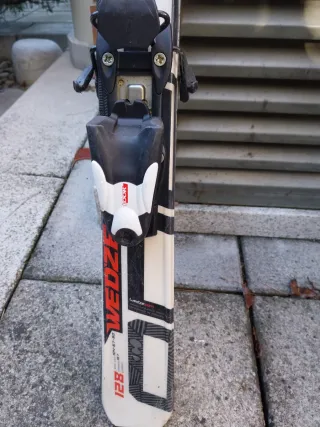 Esquís y bastones de esquí