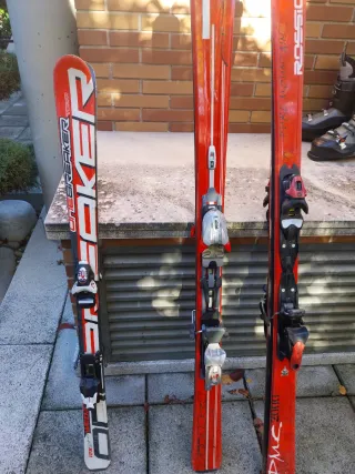 Esquís y bastones de esquí