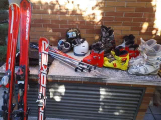 Esquís y bastones de esquí