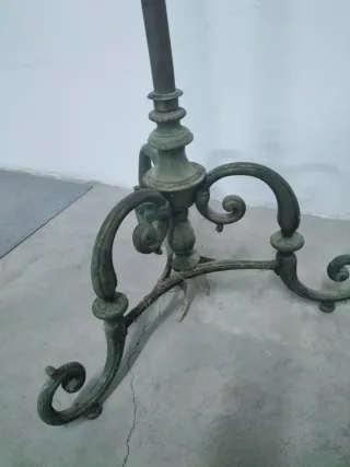 Antiguo pie de lámpara de metal