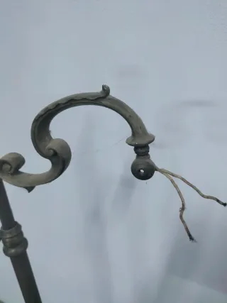 Antiguo pie de lámpara de metal