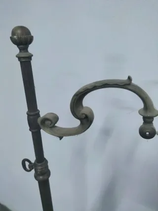 Antiguo pie de lámpara de metal