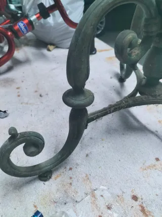 Antiguo pie de lámpara de metal