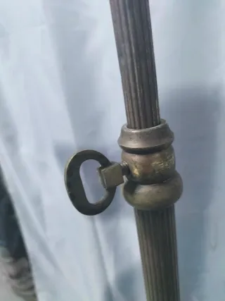 Antiguo pie de lámpara de metal