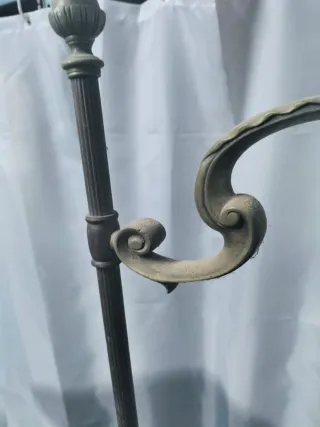 Antiguo pie de lámpara de metal