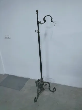 Antiguo pie de lámpara de metal