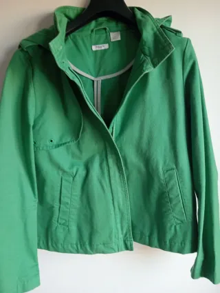 Gabardina verde con capucha