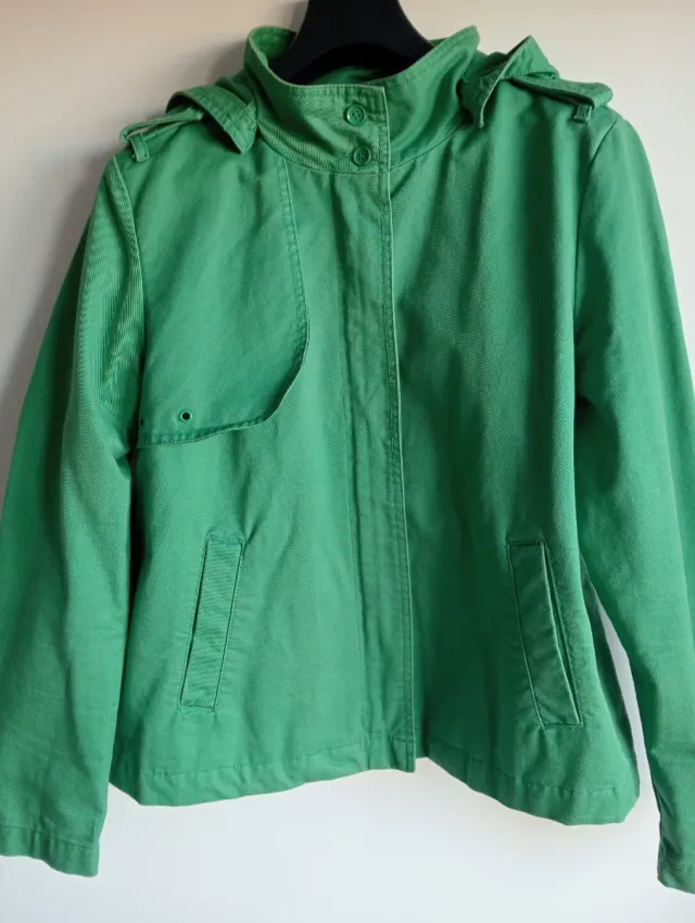 Gabardina verde con capucha