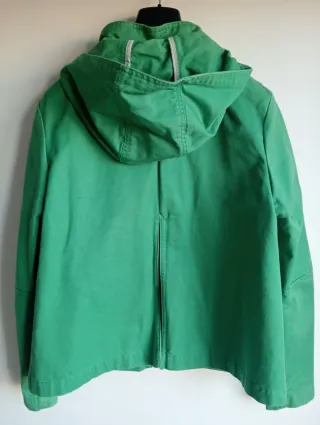 Gabardina verde con capucha