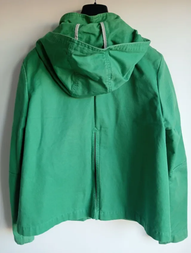 Gabardina verde con capucha