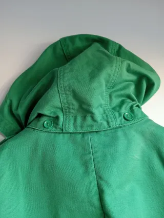 Gabardina verde con capucha