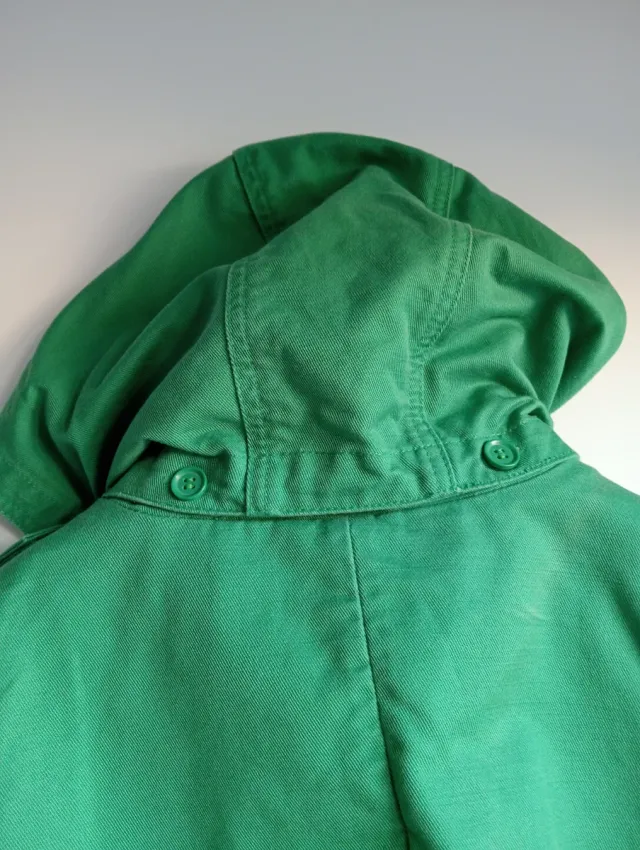 Gabardina verde con capucha