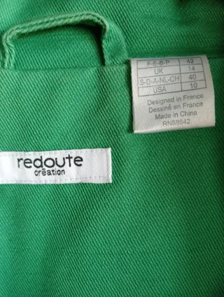 Gabardina verde con capucha