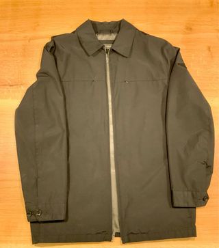 Chaqueta impermeable negra
