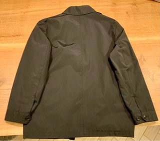 Chaqueta impermeable negra