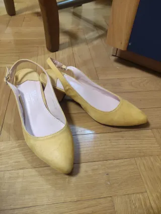 Zapatos amarillos slingback tacón