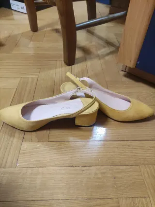 Zapatos amarillos slingback tacón