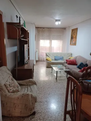 Se busca chica para compartir piso