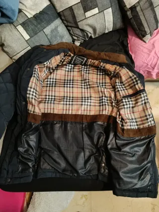 Chaqueta acolchada azul y marrón