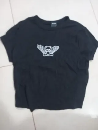 Camiseta negra con estampado de oso alado talla M