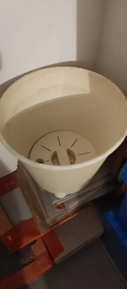 Vase grande de plástico bege com rodas