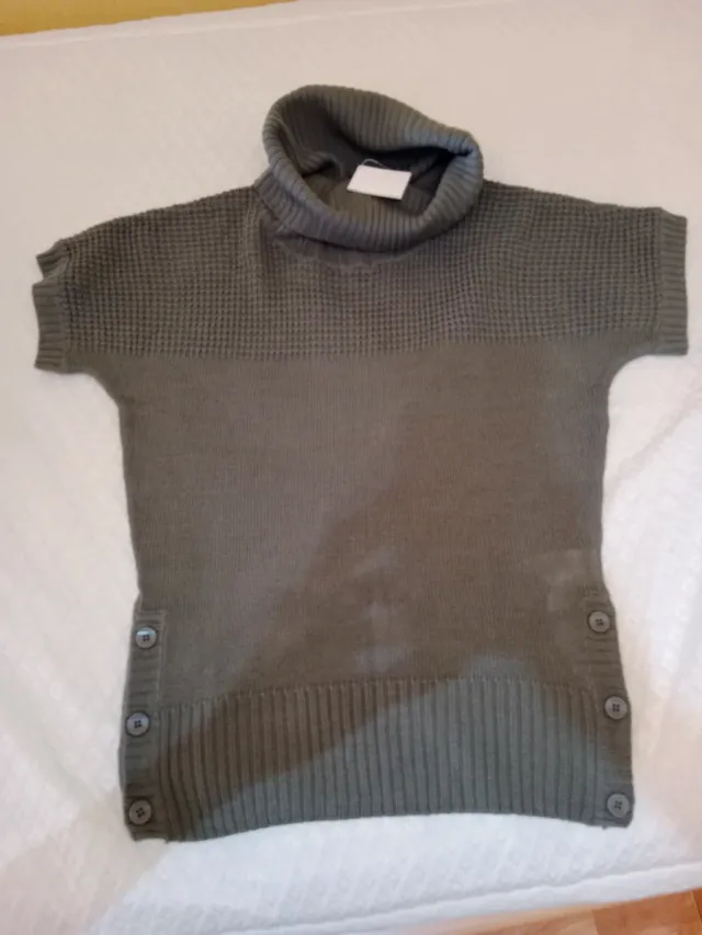 Jersey gris cuello alto.