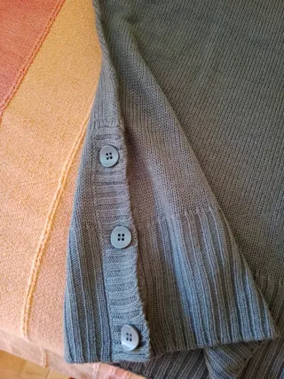 Jersey gris cuello alto.