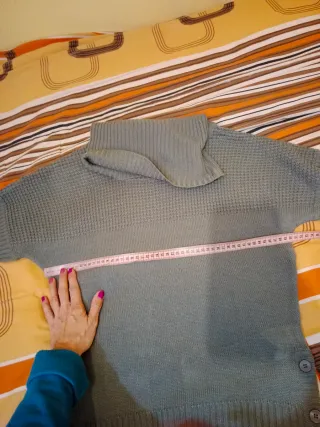 Jersey gris cuello alto.