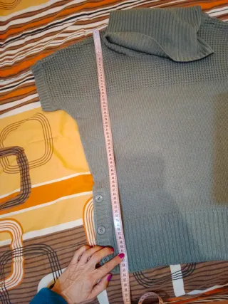 Jersey gris cuello alto.