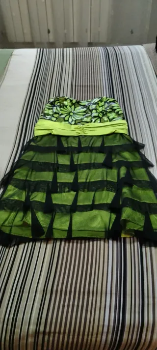 Vestido corto de fiesta verde y negro