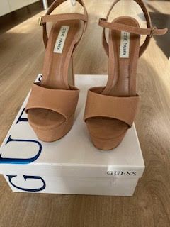 Sandalias Steve Madden Tacón Alto Beige