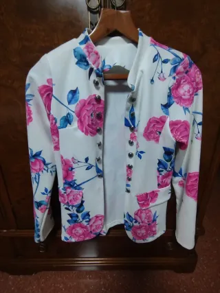 Americana floral rosa y blanca