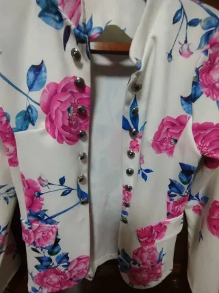 Americana floral rosa y blanca