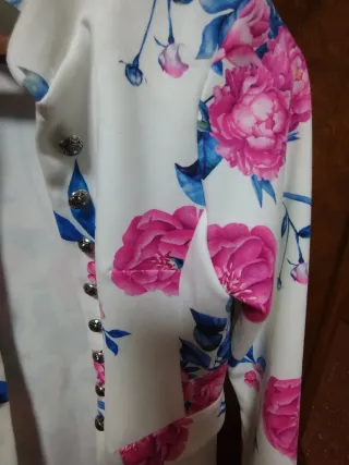 Americana floral rosa y blanca