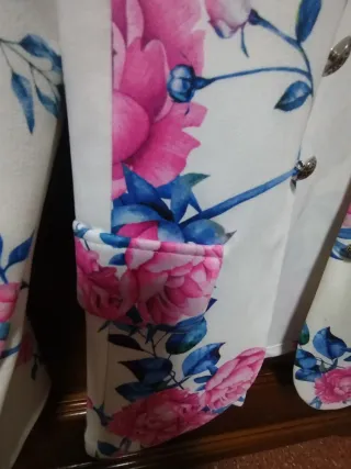 Americana floral rosa y blanca