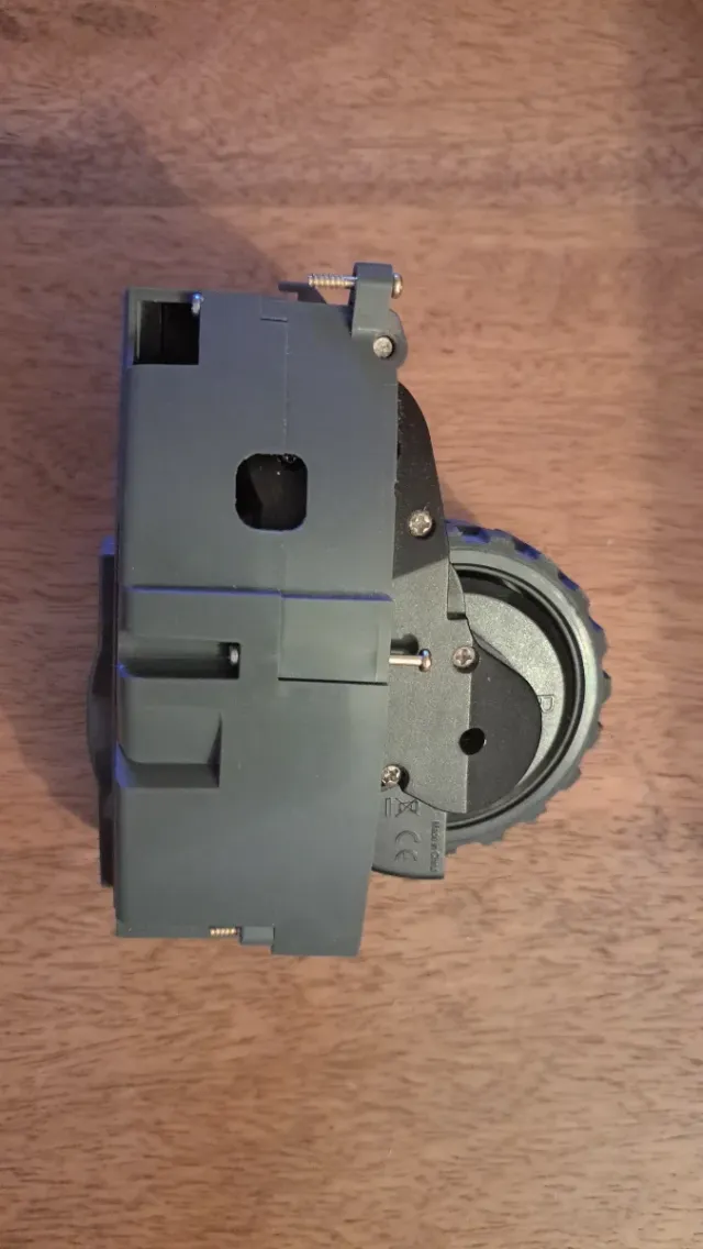 Ruesa derecha irobot roomba 692