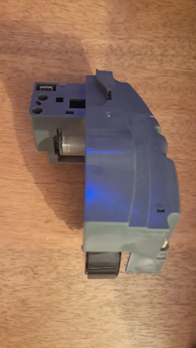 Ruesa derecha irobot roomba 692