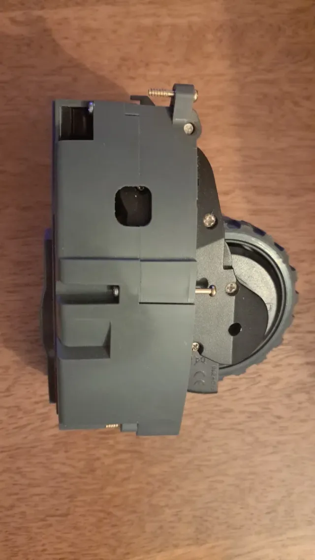 Ruesa derecha irobot roomba 692