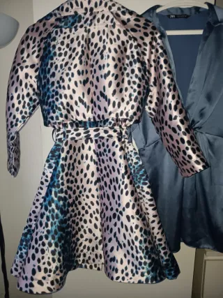 Gabardina 55€ y el vestidos lo regalo