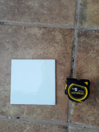 Azulejos blancos, mate y lila